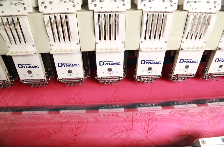 九游体育多色单幅电脑绗绣机