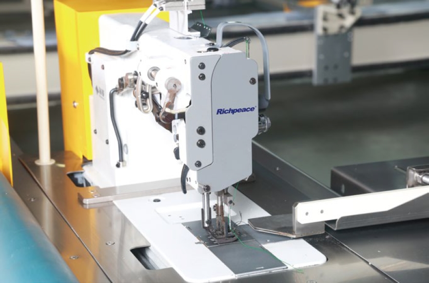 九游体育连续送料双边折边缝纫机