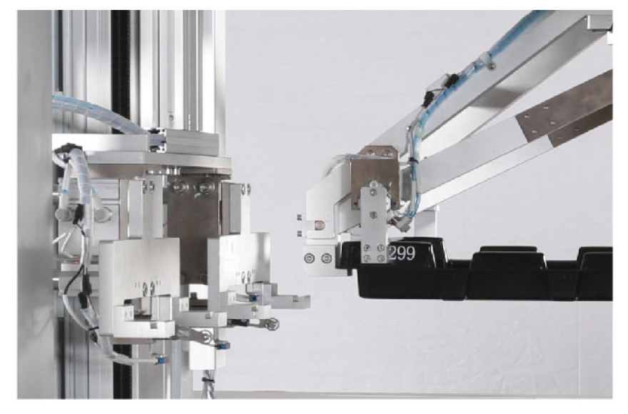 九游体育汽车天窗卷阳帘码垛站