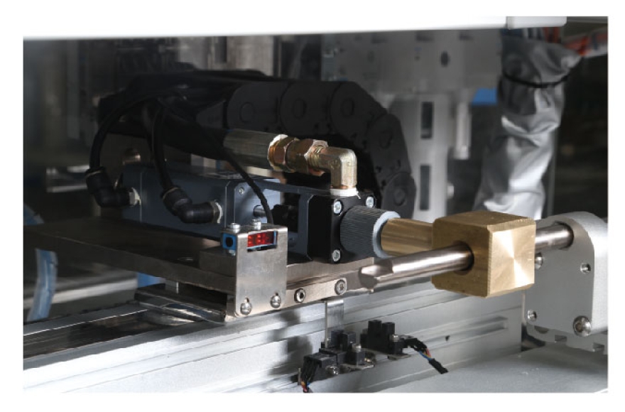 九游体育汽车天窗卷阳帘涂油预紧台