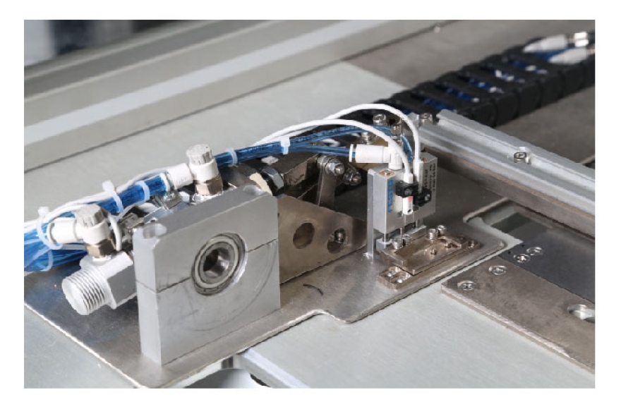 九游体育汽车天窗卷阳帘前边缝纫机