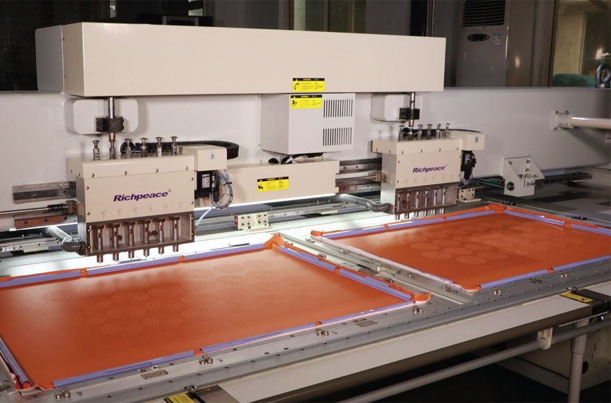 九游体育全自动多头异形旋转冲孔机