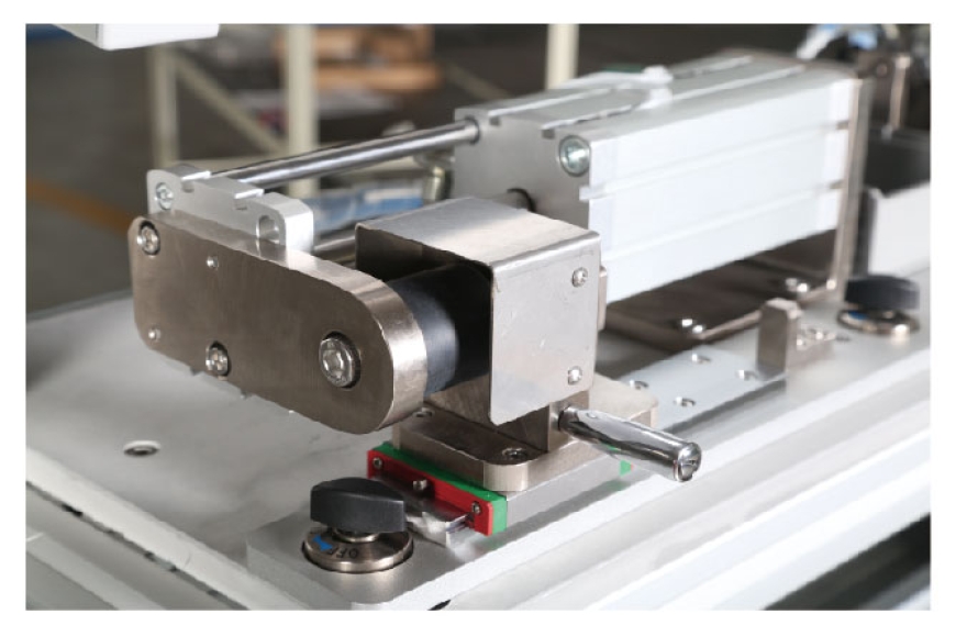 九游体育汽车天窗卷阳帘涂油预紧台