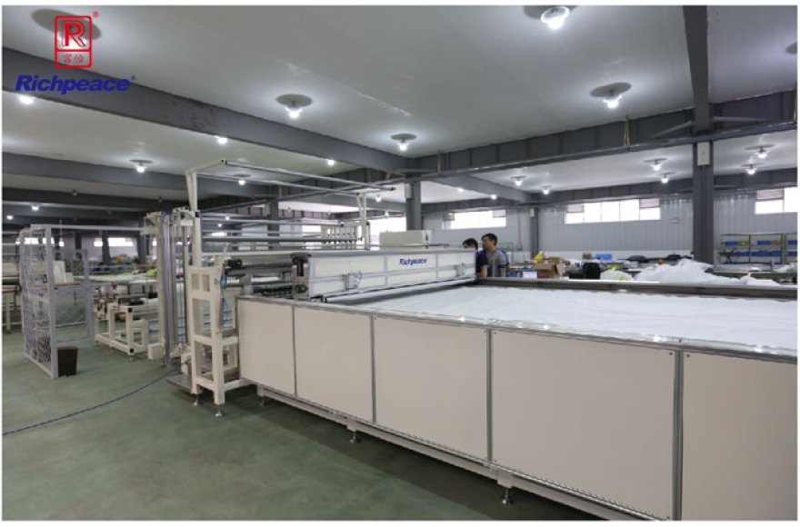 九游体育安全气囊专用拉布机