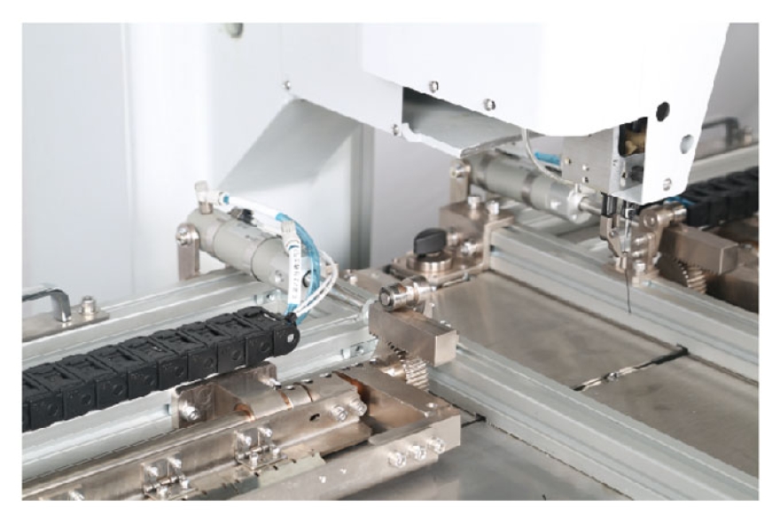 九游体育汽车天窗卷帘双工位缝纫机