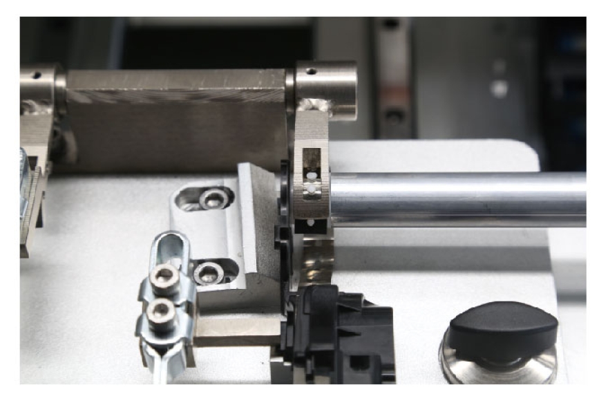 九游体育汽车天窗卷阳帘热熔机