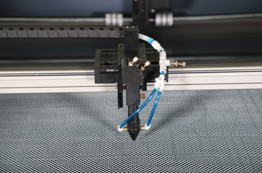 九游体育激光雕刻切割机