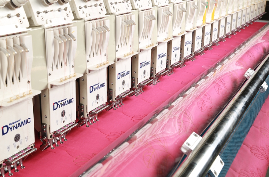 九游体育多色单幅电脑绗绣机