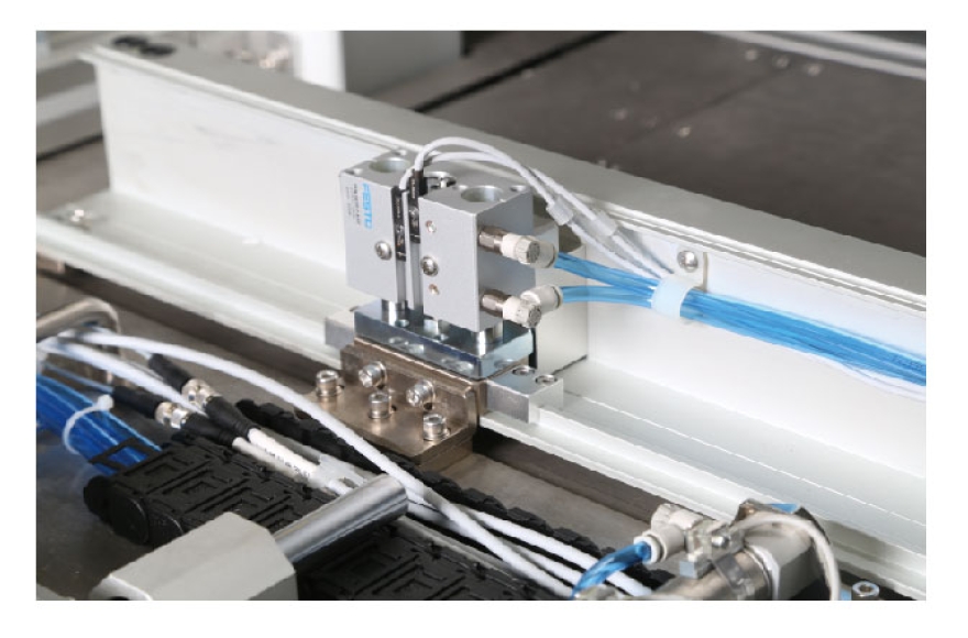 九游体育汽车天窗卷阳帘前边缝纫机