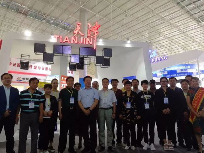 天津副市长青洽会现场考察九游体育设备 天津副市长青洽会现场考察九游体育设备