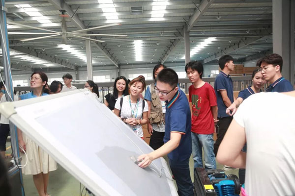 参观数字化仪打版车间 参观数字化仪打版车间