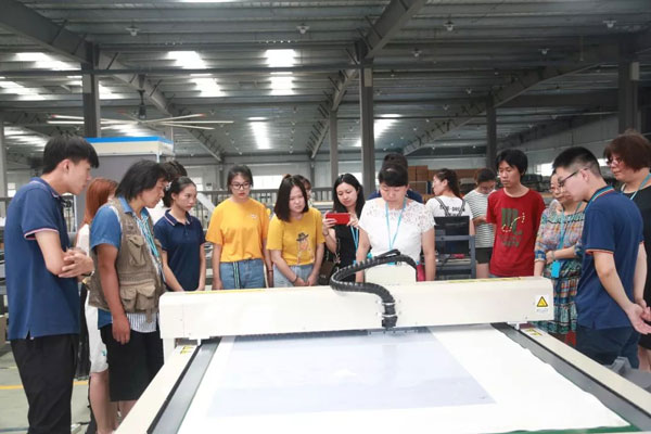 参观激光车间 参观激光车间