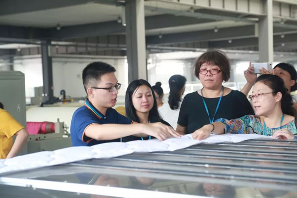 参观九游体育绣花机 参观九游体育绣花机