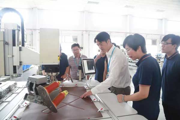 中国服装协会一行人参观宝盈 中国服装协会一行人参观宝盈5.jpg