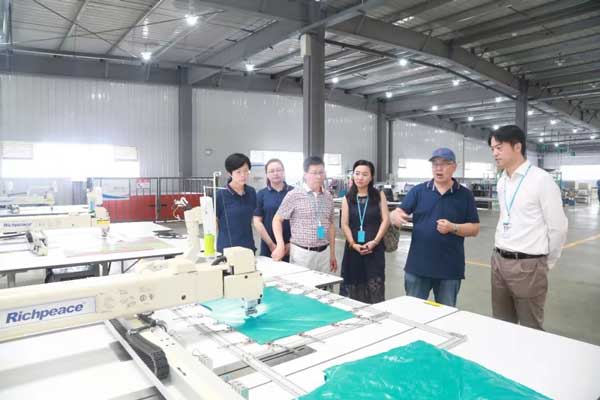 中国服装协会一行人参观宝盈 中国服装协会一行人参观宝盈7.jpg