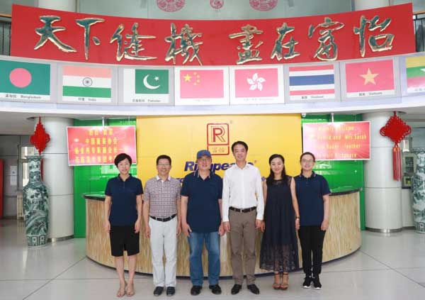 中国服装协会一行人合影留念 中国服装协会一行人合影留念