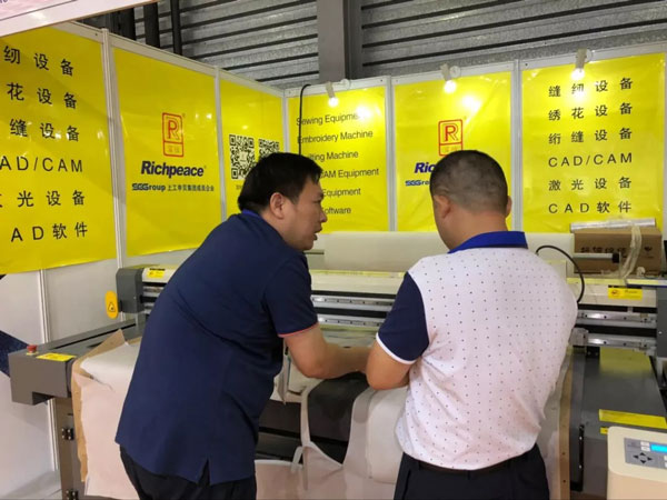 参观九游体育三合一电脑裁床展机 参观九游体育三合一电脑裁床展机