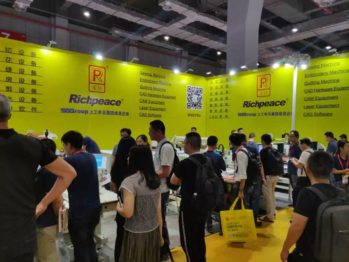 电脑精密绣花机展机前客户 电脑精密绣花机展机前客户