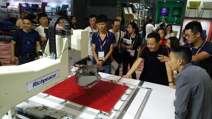 电脑绗缝机展机前客户 电脑绗缝机展机前客户