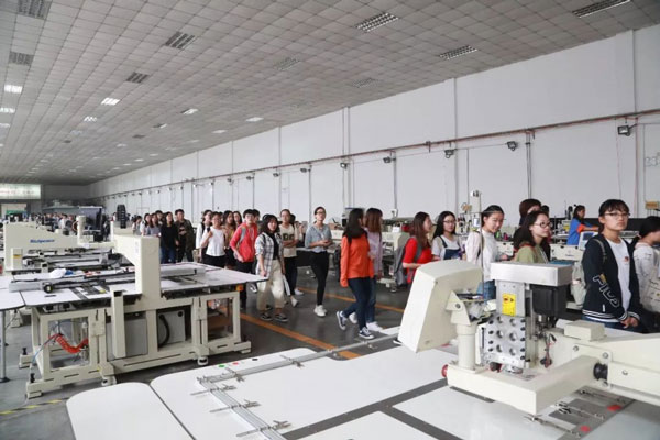 参观九游体育皮革缝纫机工作 参观九游体育皮革缝纫机工作