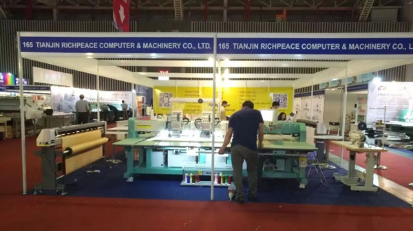 工作人员调试展机 工作人员调试展机