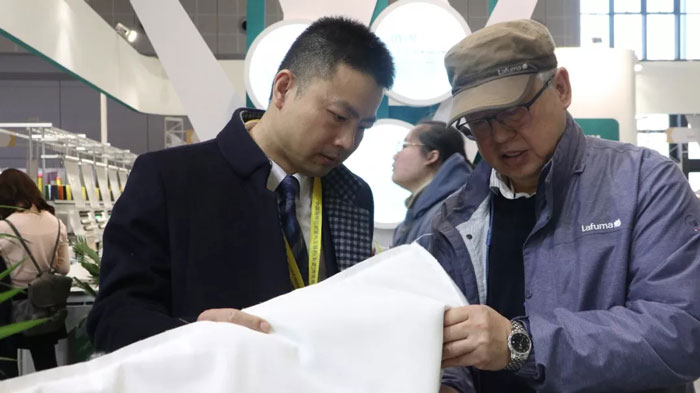 讲解全自动旋转机头精密绗缝机 讲解全自动旋转机头精密绗缝机3.jpg