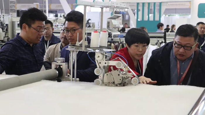 讲解全自动旋转机头精密绗缝机 讲解全自动旋转机头精密绗缝机4.jpg