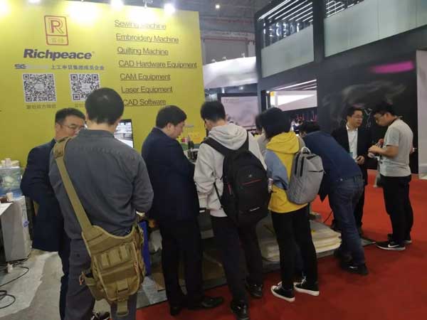 　  如果没有把握让客户增值  就果断的放弃订单  　　——Richpeace上工九游体育          接下来由小编详细为您介绍九游体育大幅面激光裁床    九游体育大幅面激光裁床.jpg         1.大幅面自动送料系统满足整匹布料的下料、加工，为企业提高生产效率  　　2.恒定光路设计确保大幅面切割时各个位置光路输出一致, 加工效果一致  　　3.机体分体式设计，方便装运  　　4.直线导轨XY向运动  　　5.软件直接与AutoCAD，CorelDraw，九游体育服装CAD 无缝对接， 实现雕刻图形直接