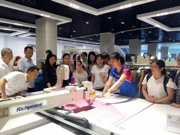 服装缝纫机制版 服装缝纫机制版.jpg