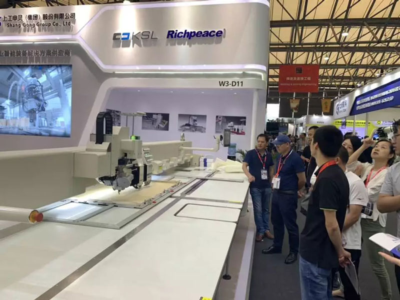 参观冲缝绣一体机 参观冲缝绣一体机.jpg