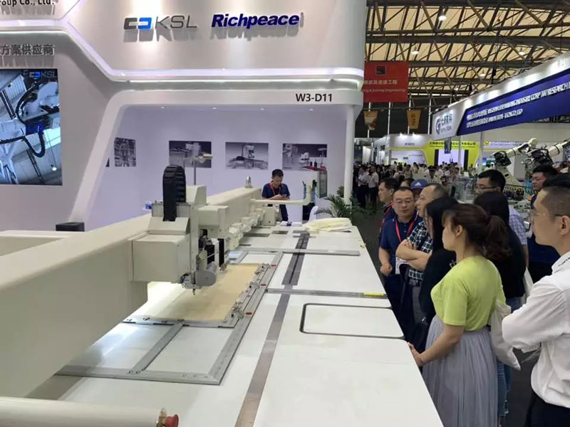 为客户讲解冲缝绣一体机.jpg 为客户讲解冲缝绣一体机.jpg