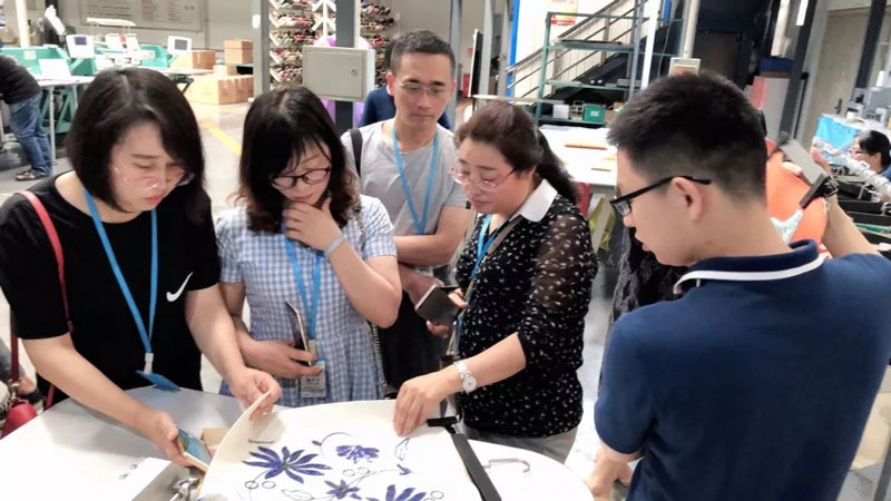 参观研发中心 参观研发中心.jpg