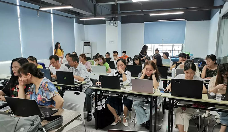 东莞九游体育服装/绣花CAD/CAM技术培训现场 东莞九游体育服装/绣花CAD/CAM技术培训现场.jpg