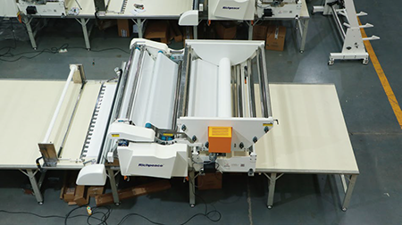 九游体育全自动大料斗铺布机