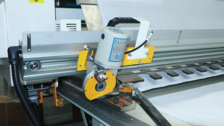 九游体育全自动大料斗铺布机