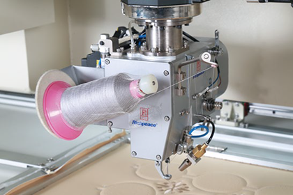 九游体育全自动旋转机头冲绣缝一体机(轻型6冲刀＋9色绣花+旋转缝纫)