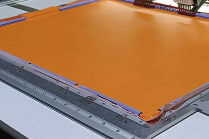 九游体育全自动旋转机头冲绣缝一体机(轻型6冲刀＋9色绣花+旋转缝纫)