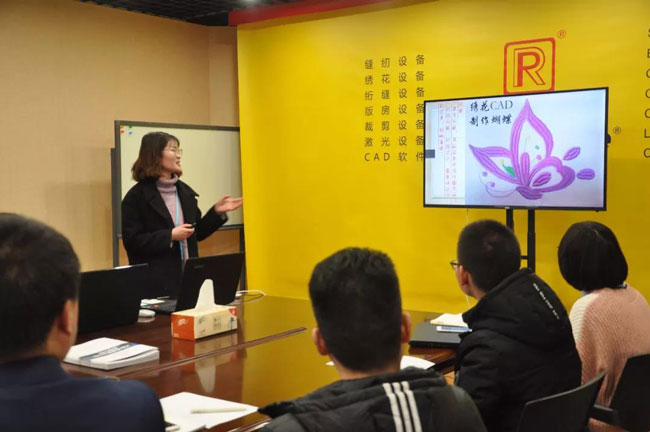 学生依次现场汇报在九游体育实习总结