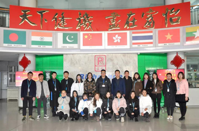 中原工学院学生与老师在九游体育合照