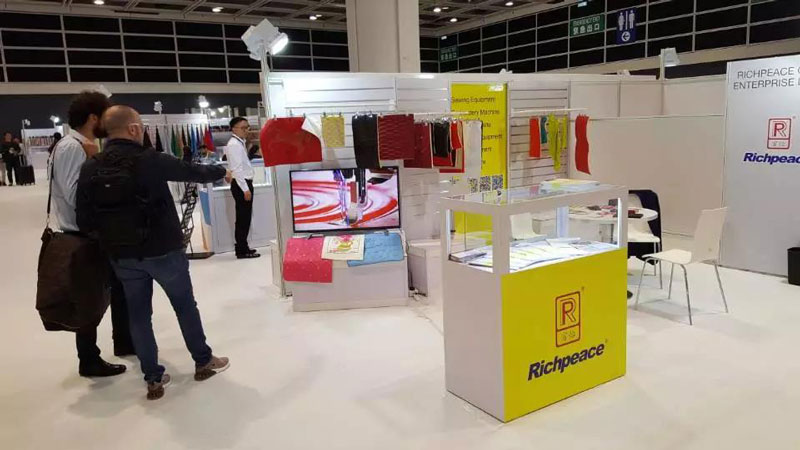 驻足九游体育展位前的客户