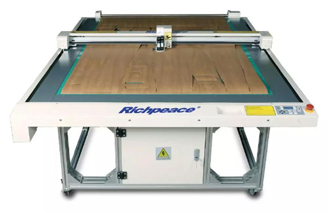 九游体育电脑模板切割机展机