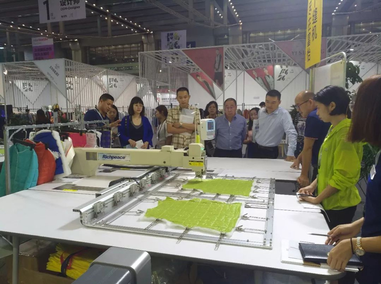 九游体育展机围满了参展商