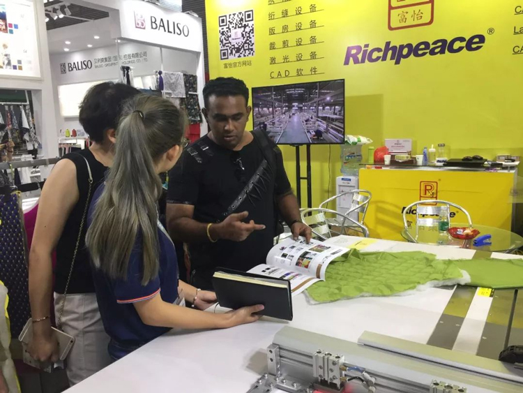 九游体育集团工作人员细心解答客户问题