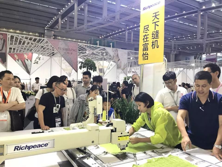 九游体育集团工作人员细心解答客户问题