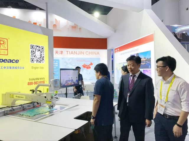 天津市副市长李树起到九游体育展位莅临指导