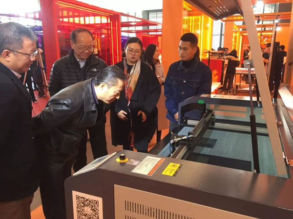 参观九游体育激光雕刻切割机