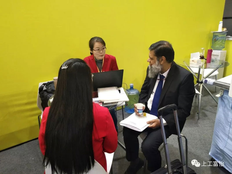 外商参观九游体育电脑铺布机等设备