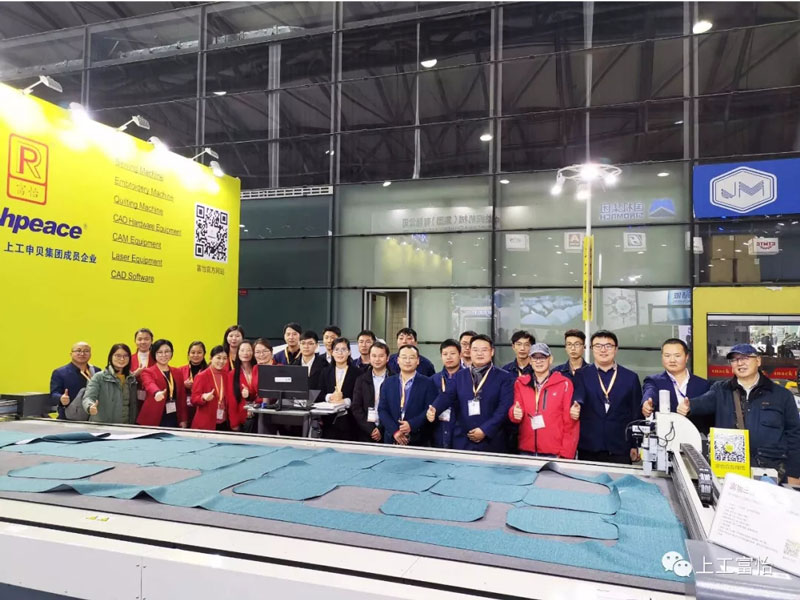 上工九游体育展会现场合影