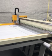 部分医用床垫保护垫/枕头套的绗缝、裁切一体机